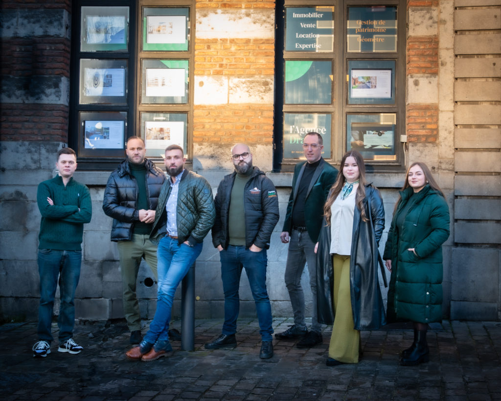 L'équipe Fridenbergs devant l'agence